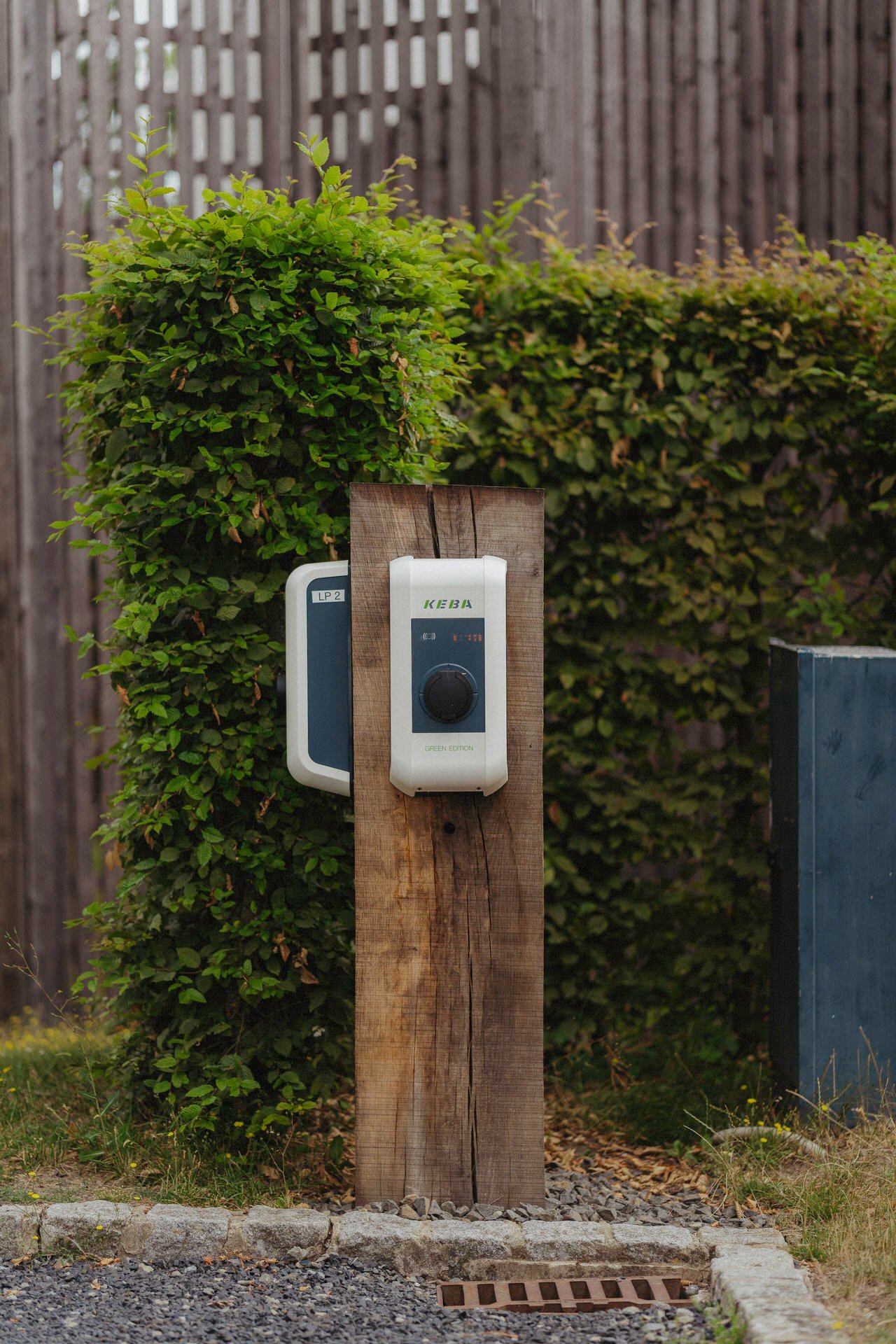 Wallbox an Zaun montiert