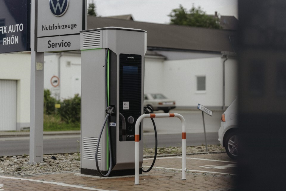 E-Ladesäule auf Parkplatz