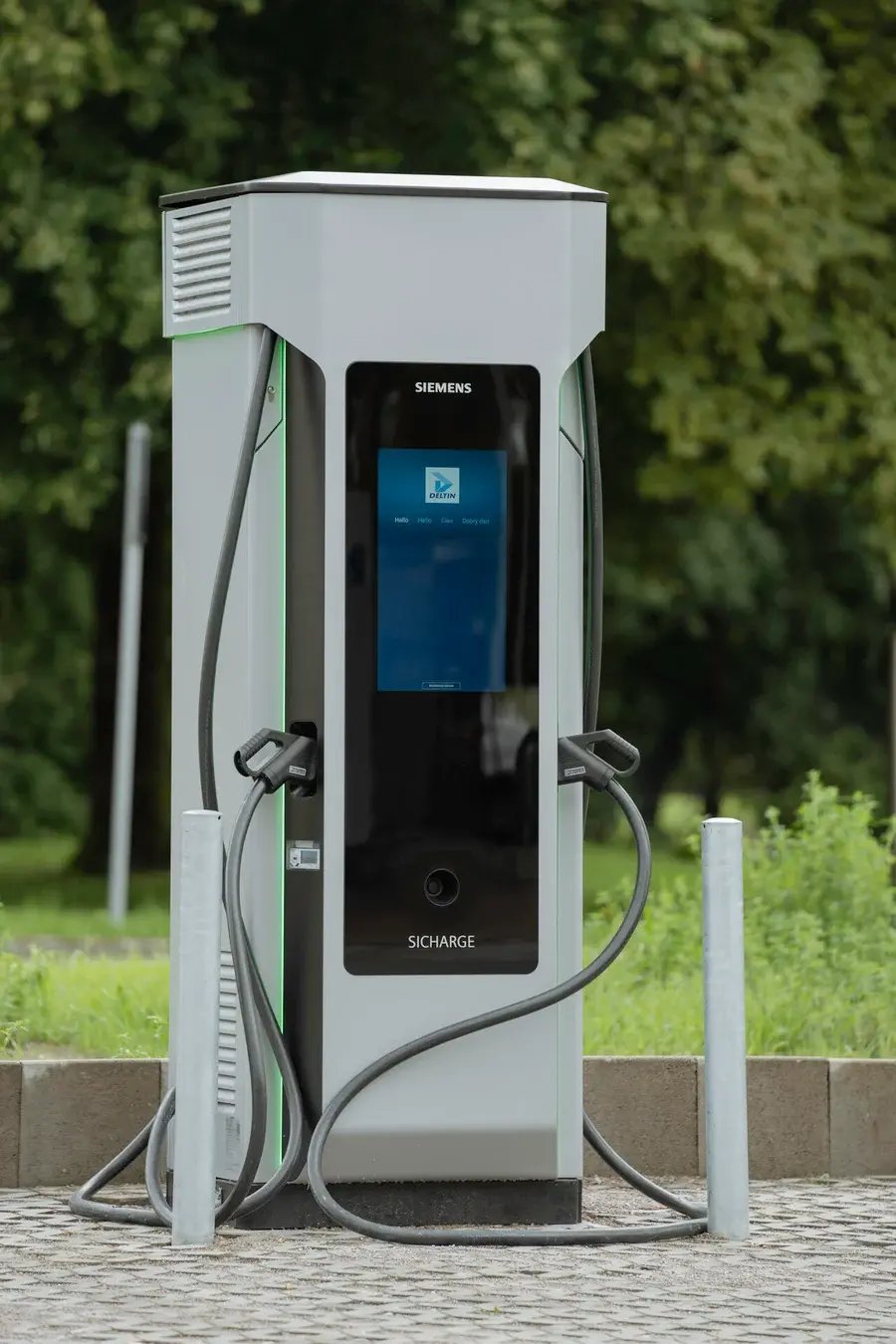Ladesäule auf Parkplatz