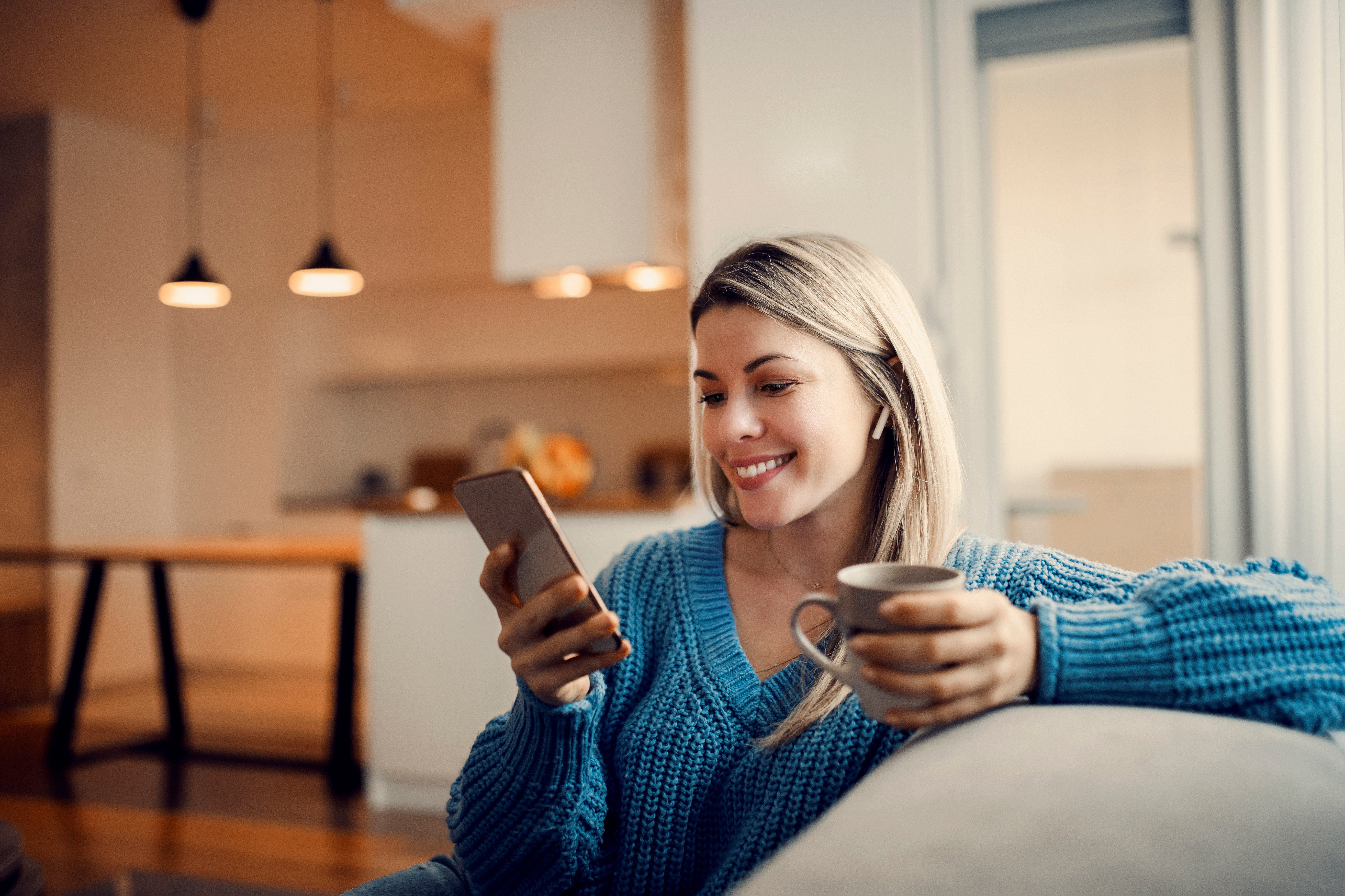 Frau betrachtet Smartphone