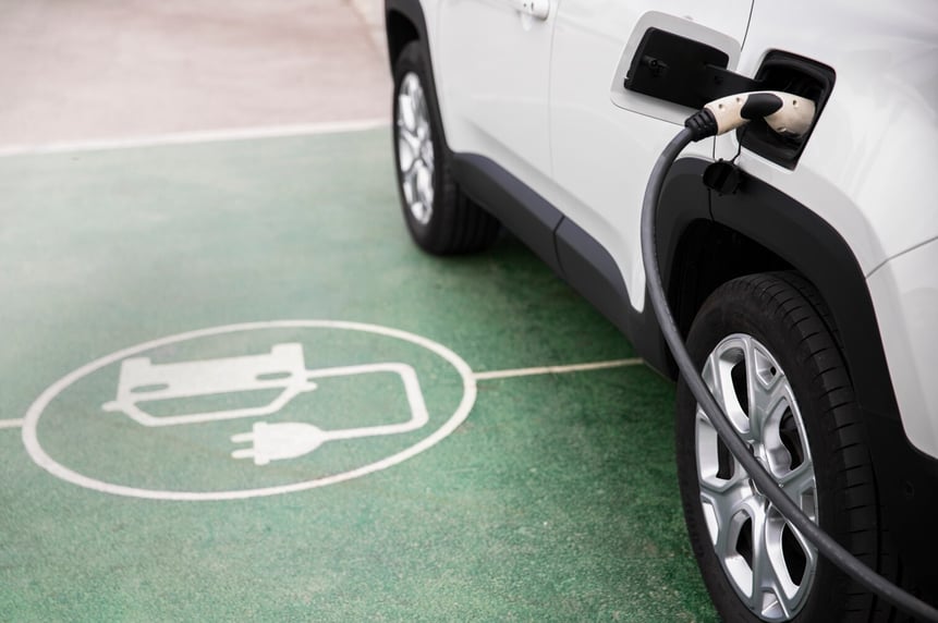 Auto auf E-Ladeparkplatz