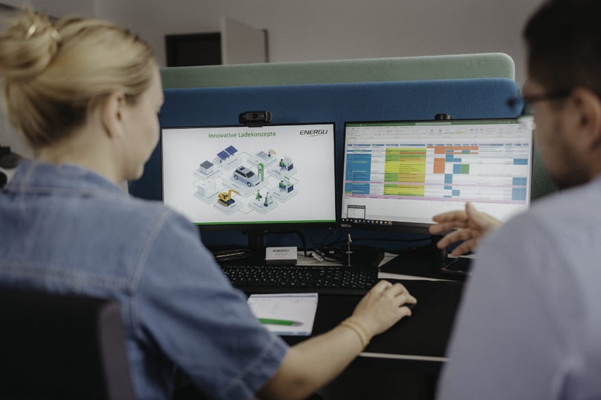 2 Personen schauen auf einen Computer