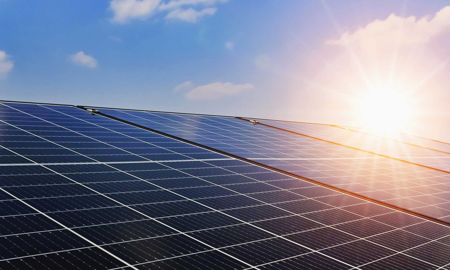 Solarpaneele auf Dach mit Sonne