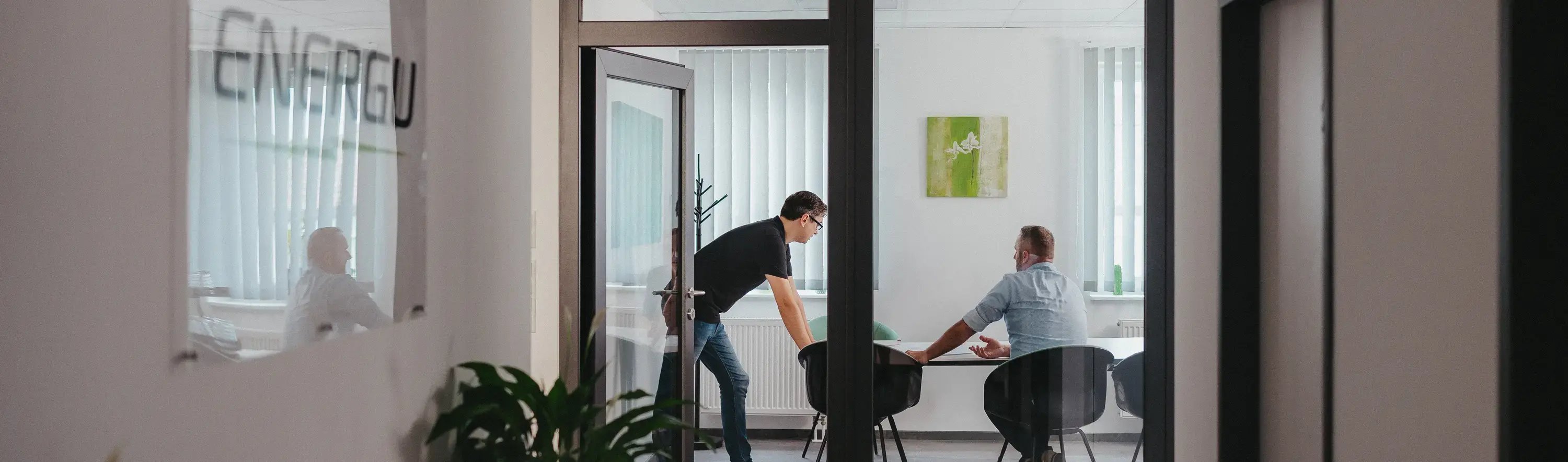 ENERGU-Mitarbeiter besprechen ein Ladeprojekt