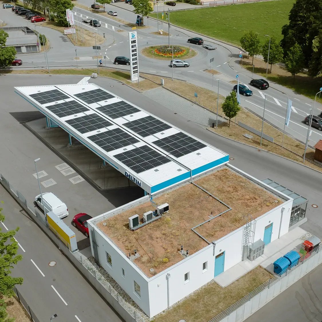 Eine PV-Anlage auf dem Dach einer Tankstelle