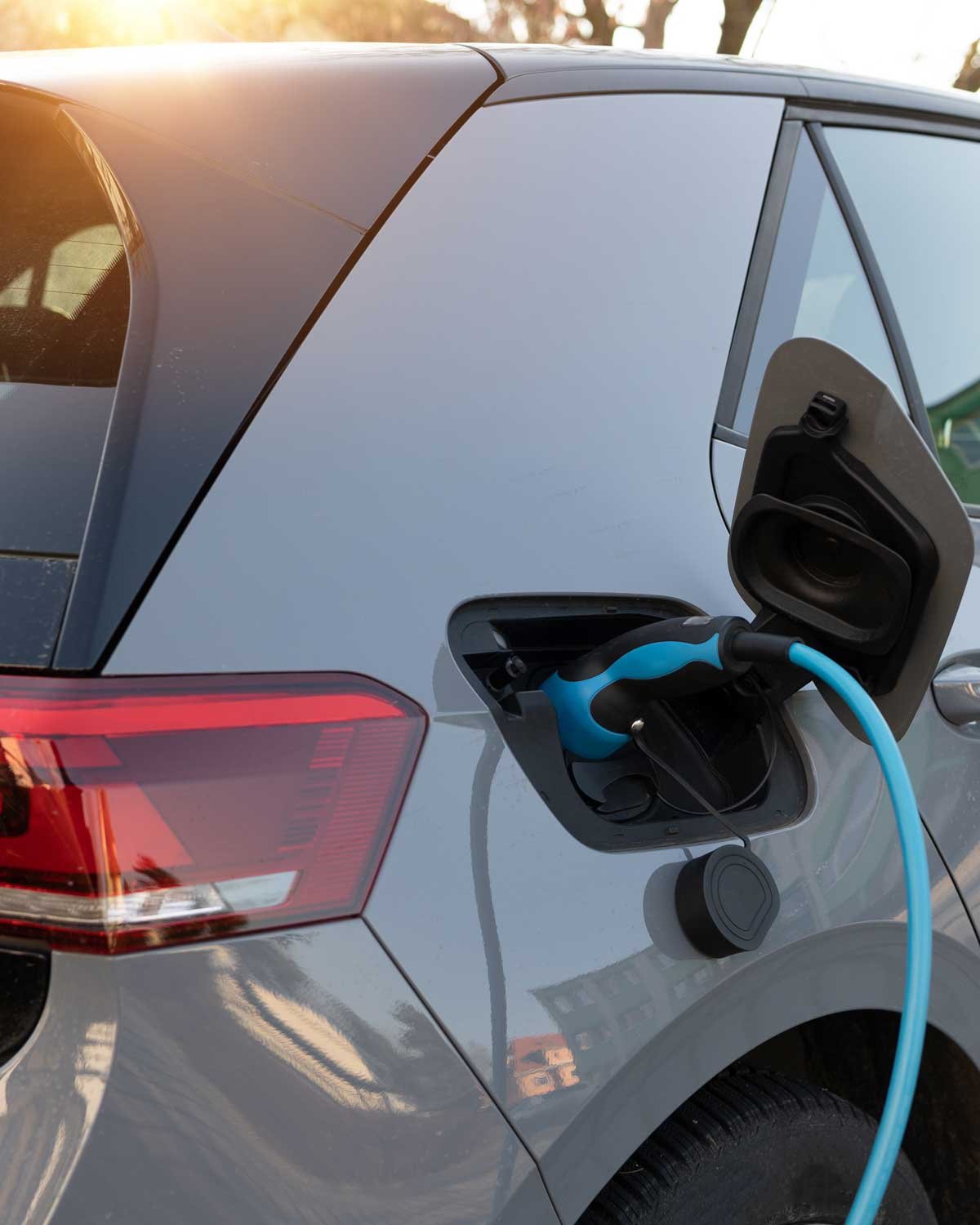 Graues E-Auto wird geladen