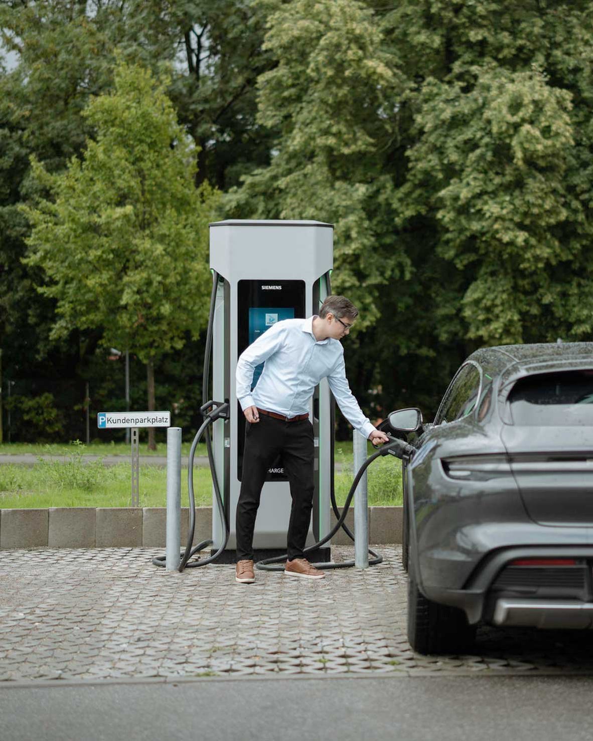 E-Auto wird an Ladesäule angesteckt