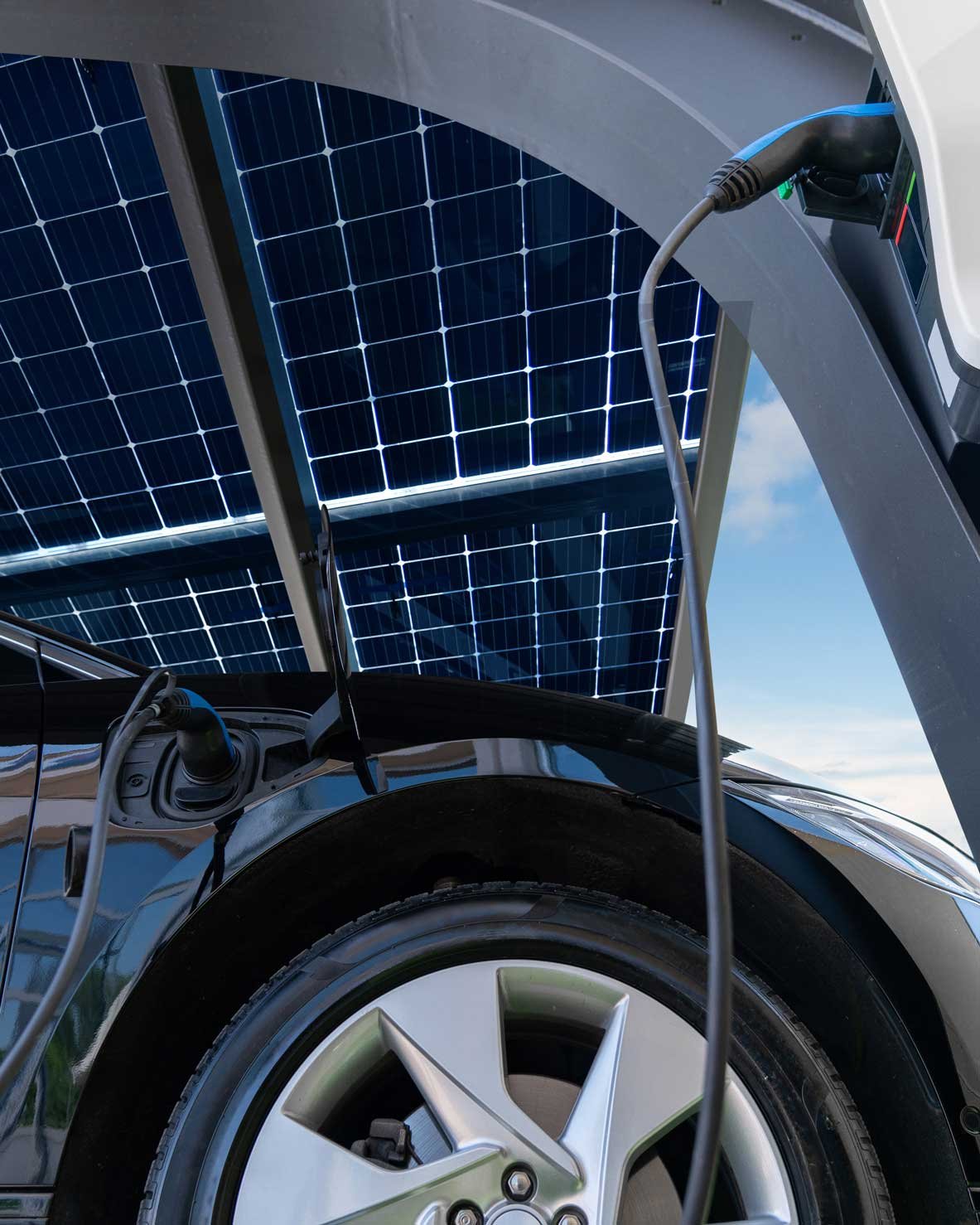E-Auto steht unter Solar-Carport