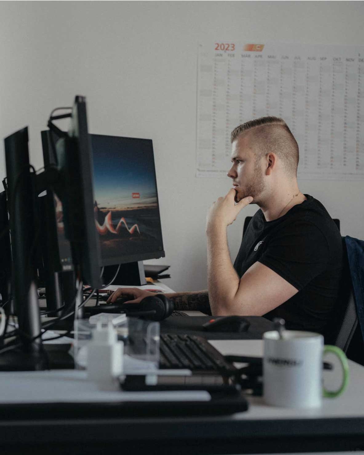 Mann sitzt vor Computer