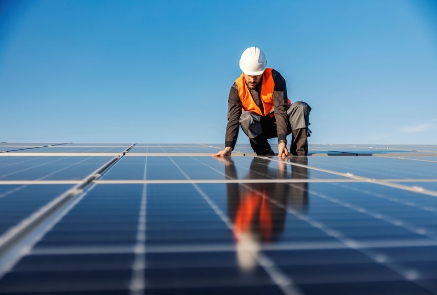 Mann montiert Solarpaneele
