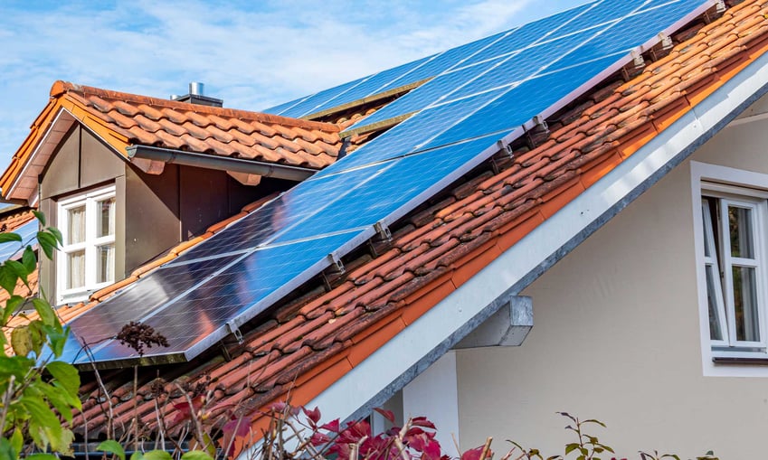 Solarpaneele auf rotem Dach