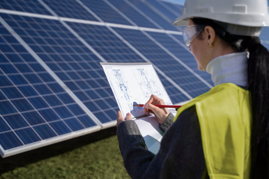 seitenansicht-ingenieur-zeichnungsplan-im-freien