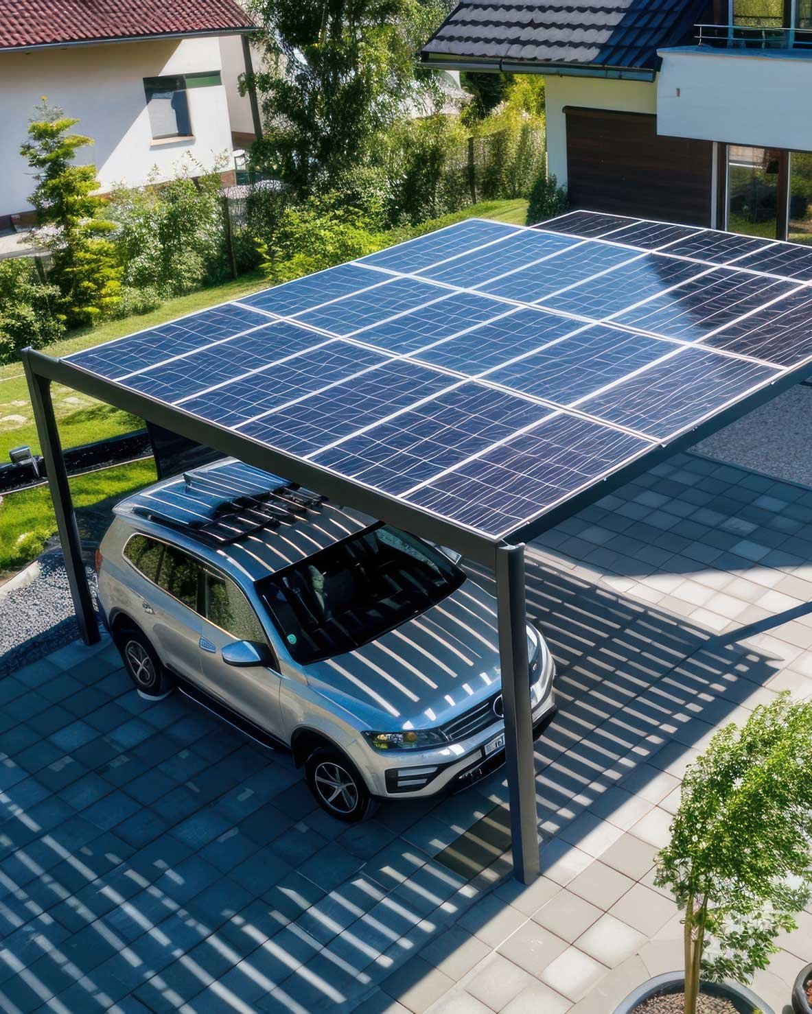 Auto steht unter Solar-Carport für Einfamilienhaus