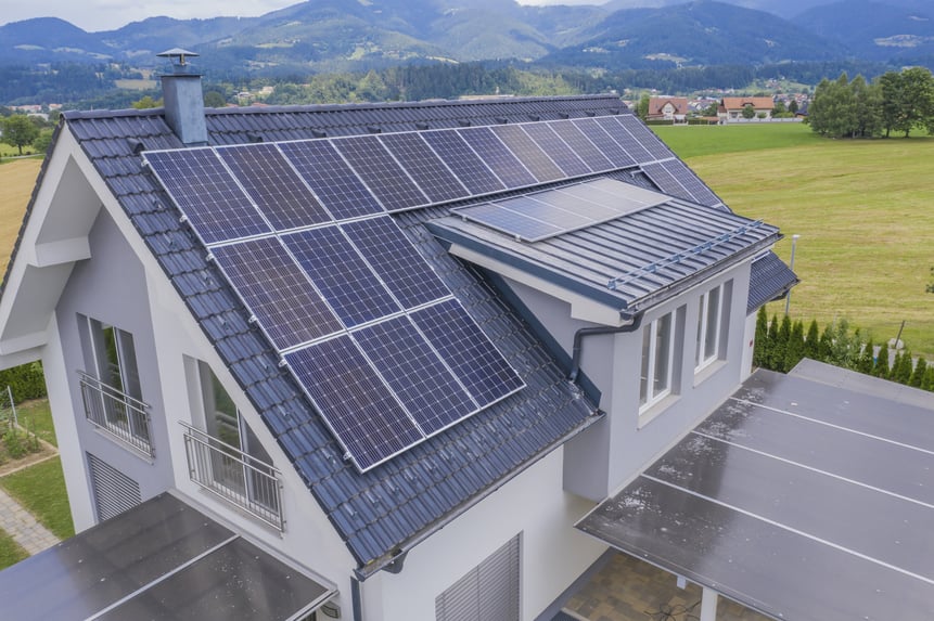 Haus mit grauem Steildach und Solarpaneelen
