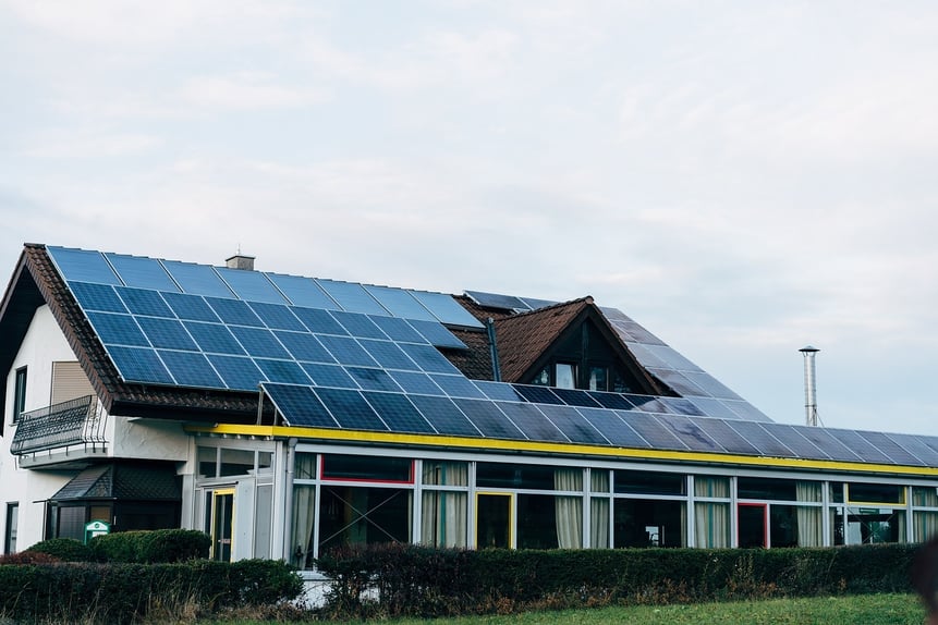 Haus mit Solarpaneelen am Dach