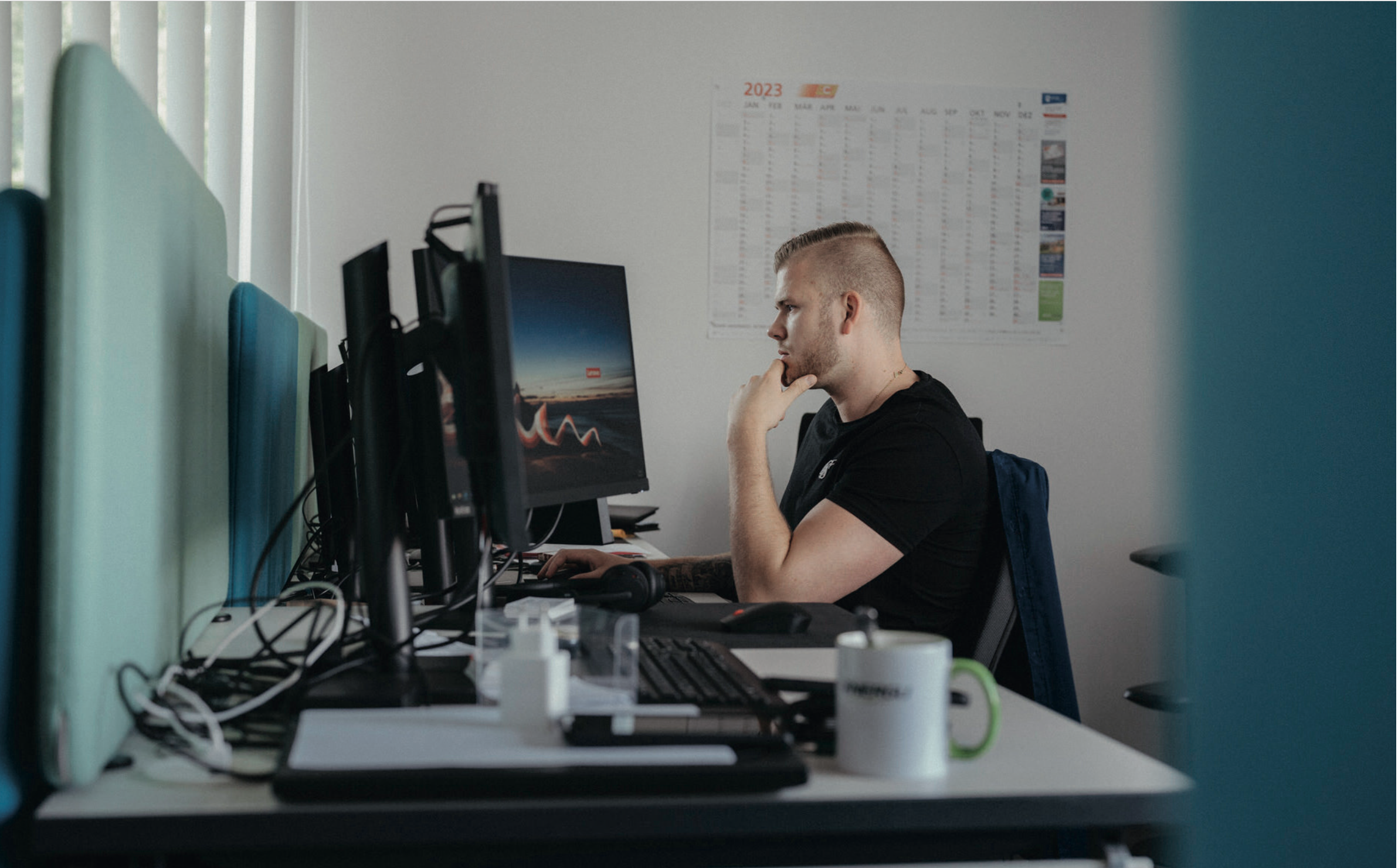 Mann vor Computer