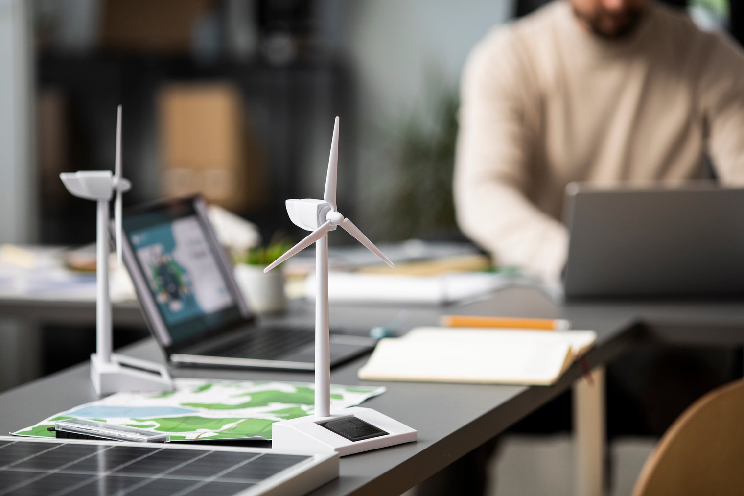 Bürotisch mit Laptops und Windmühle